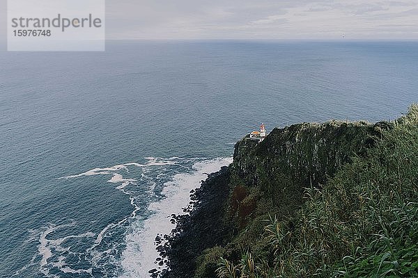 Steilküste mit Leuchtturm auf der Insel Sao Miguel  Azoren  Portugal