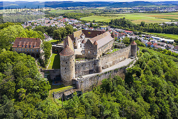 Deutschland  Baden-Württemberg  Untergruppenbach  Blick aus dem Hubschrauber auf die Burg Stettenfels im Sommer
