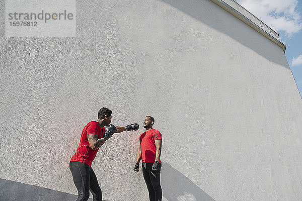 Sportler beim Boxen gegen einen stillstehenden Trainingspartner