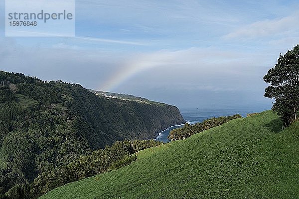 Malerische Landschaft mit Regenbogen auf der Insel Sao Miguel  Azoren  Portugal