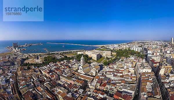 Italien  Provinz Barletta-Andria-Trani  Barletta  Blick aus dem Hubschrauber auf den klaren Himmel über der Küstenstadt