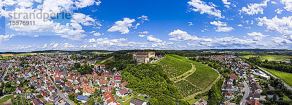 Deutschland  Baden-Württemberg  Untergruppenbach  Panorama der Burg Stettenfels und der umliegenden Stadt im Sommer