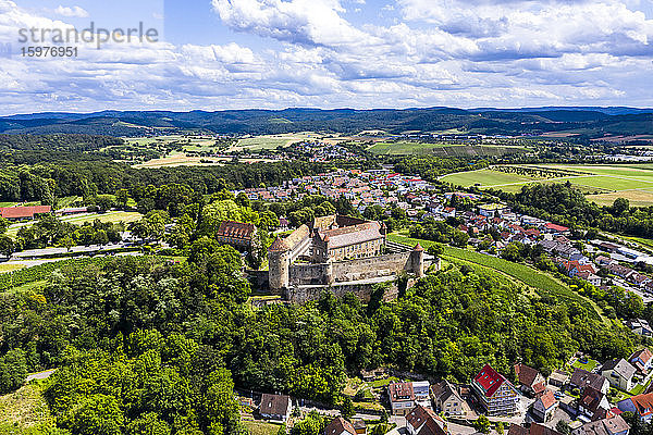 Deutschland  Baden-Württemberg  Untergruppenbach  Blick aus dem Hubschrauber auf die Burg Stettenfels und die umliegende Stadt im Sommer