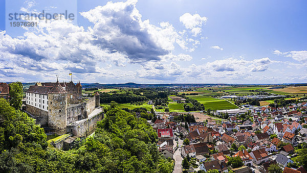 Deutschland  Baden-Württemberg  Untergruppenbach  Blick aus dem Hubschrauber auf die Burg Stettenfels und die umliegende Stadt im Sommer