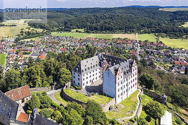 Deutschland  Hessen  Fischbachtal  Luftaufnahme von Schloss und Stadt Lichtenberg