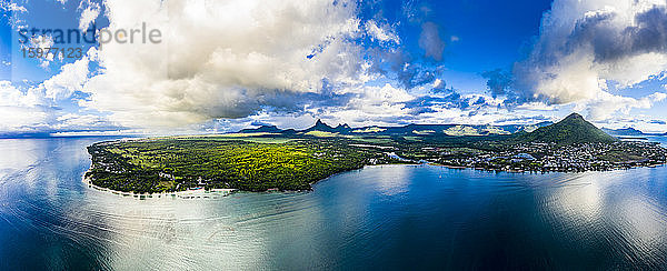 Mauritius  Black River  Flic-en-Flac  Hubschrauber-Panorama des Dorfes am Meer im Sommer