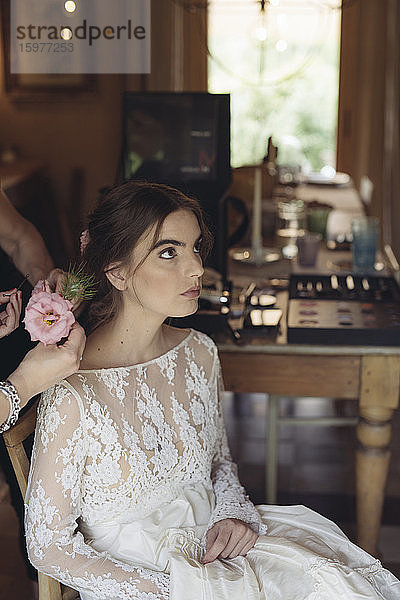 Friseur mit Blume für das Haar der Braut