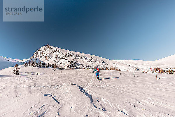 Österreich  Kärnten  Reichenau  Nockberge  Falkert  Mann beim Skitourengehen an einem sonnigen Tag