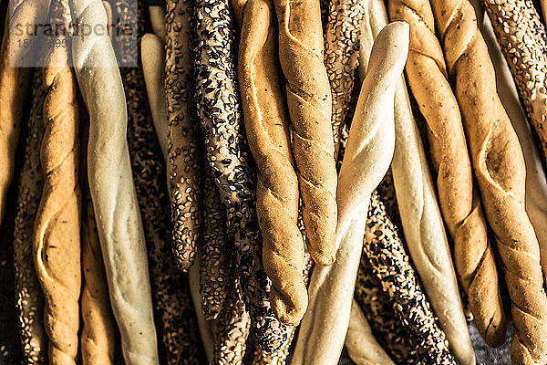 Haufen von vier verschiedenen Sorten italienischer Grissini-Brotstangen