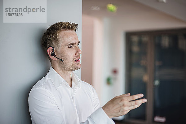 Geschäftsmann beim Telefonieren mit einem Headset