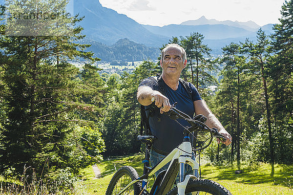 Älterer Mann mit E-Bike