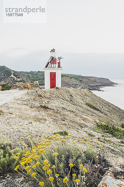 Leuchtturm an der Küste  Peniche  Portugal