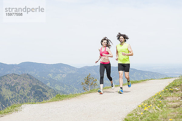 Paar joggt zusammen  Wallberg  Bayern  Deutschland