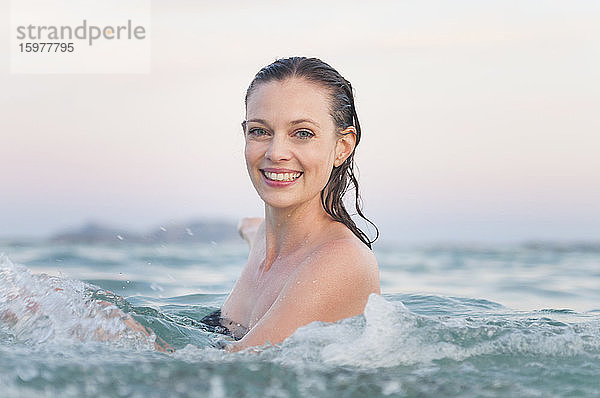 Porträt einer glücklichen Frau beim Baden im Meer  Sardinien  Italien