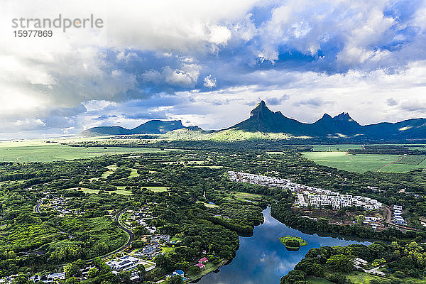 Mauritius  Black River  Flic-en-Flac  Blick aus dem Hubschrauber auf das Dorf am Meer im Sommer mit dem Trois Mamelles-Gebirge im Hintergrund