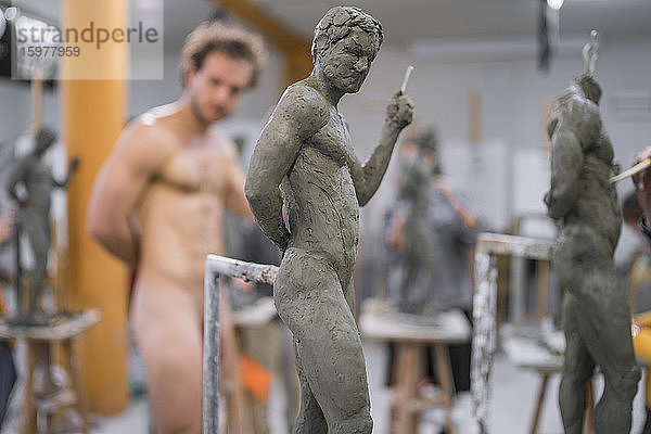 Skulptur und nacktes Modell im Hintergrund