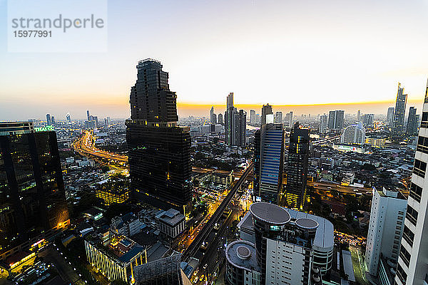 Skyline in der Abenddämmerung  Bangkok  Thailand