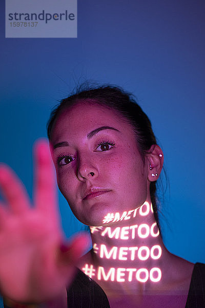 Porträt einer Frau mit dem Hashtag metoo im Nacken