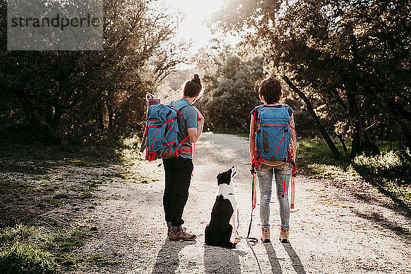 Ehepaar mit Hund auf einer Wanderung