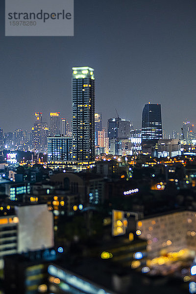 Thailand  Bangkok  Neigungsverschiebung von Wolkenkratzern in der Innenstadt bei Nacht
