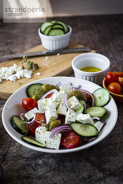Schüssel mit verzehrfertigem griechischem Salat
