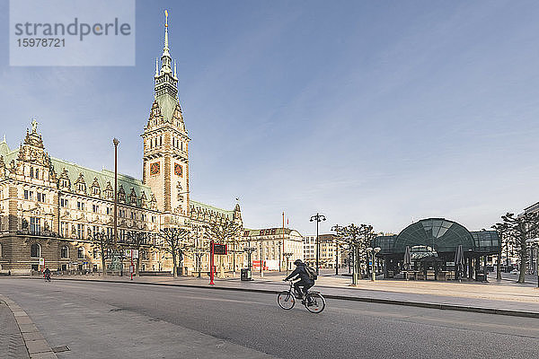 Deutschland  Hamburg  Radfahrer beim Passieren des Hamburger Rathauses