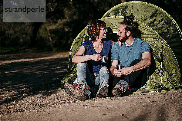 Glückliches Paar beim Camping auf dem Lande