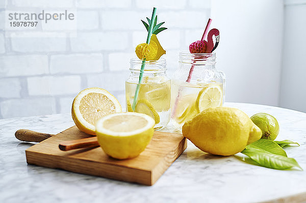 Schneidebrett  Zitronen und Gläser mit frischer  selbstgemachter Limonade