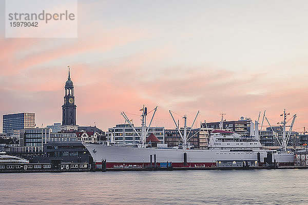 Deutschland  Hamburg  Cap San Diego Schiff im Hafen in der Abenddämmerung vertäut