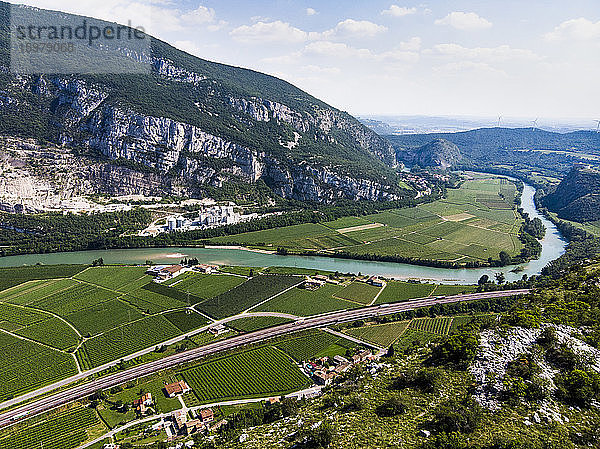 Italien  Venetien  Verona  Blick auf die Autobahn A22  die sich im Frühling über das Etschtal erstreckt