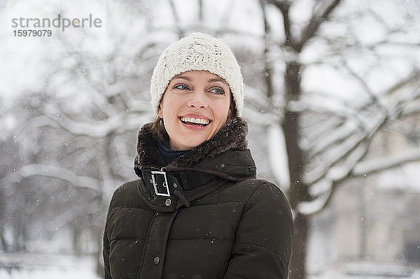Porträt einer lachenden Frau im Winter