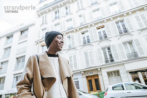 Glückliche junge Frau vor weißem Gebäude in der Stadt  Paris  Frankreich