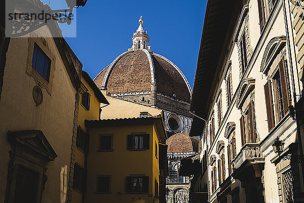 Italien  Toskana  Florenz  Kuppel der Kathedrale Santa Maria del Fiore und Gebäude in der Altstadt