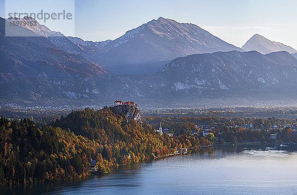 Slowenien  Oberkrain  Bled  Burg Bled mit Blick auf die Stadt am See bei nebligem Morgengrauen