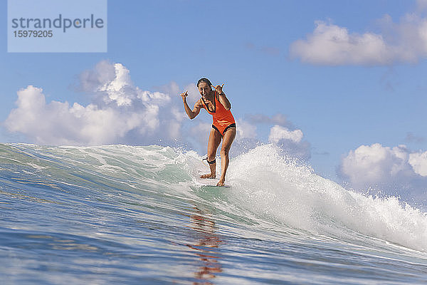 Weiblicher Surfer mit Shaka-Zeichen