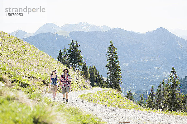 Wanderpaar auf Wanderweg im Sommer  Wallberg  Bayern  Deutschland