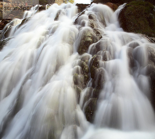 Spanien  Provinz Guadalajara  Nahaufnahme eines Wasserfalls im Naturschutzgebiet Alto Tajo