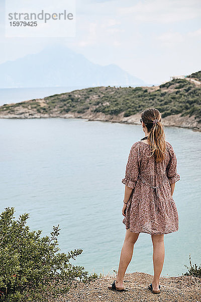Griechenland  Rückansicht einer Frau mit Blick auf den Berg Athos über das Meer