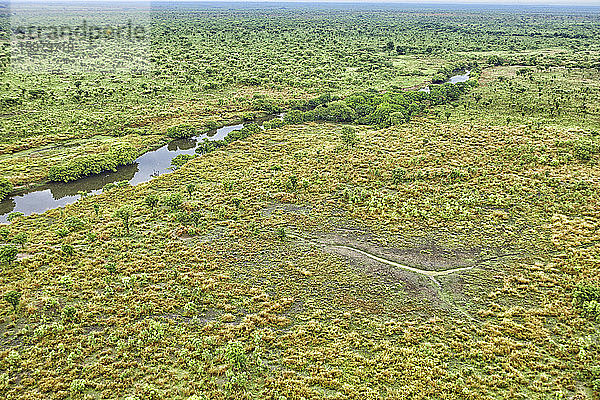 Demokratische Republik Kongo  Luftaufnahme des Garamba-Flusses im Garamba-Nationalpark