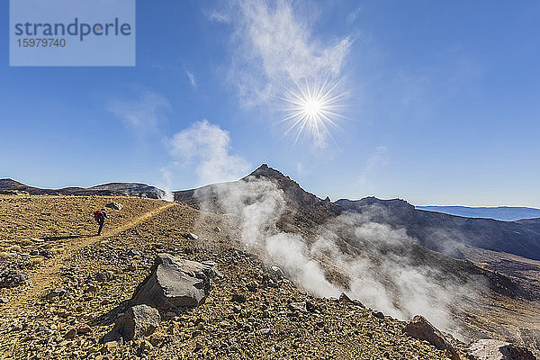 Neuseeland  Nordinsel  Sonne scheint über Fumarolen auf dem Vulkanplateau der Nordinsel