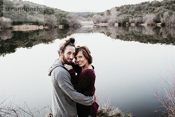 Porträt eines glücklichen  zärtlichen Paares am Seeufer