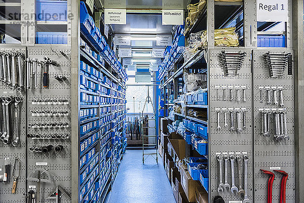 Regal mit Werkzeugen in einer Werkstatt einer Fabrik