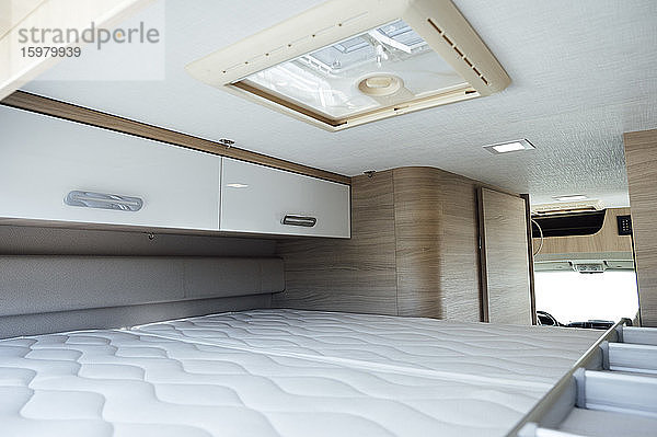 Schlafzimmer eines weißen  sauberen Wohnmobils