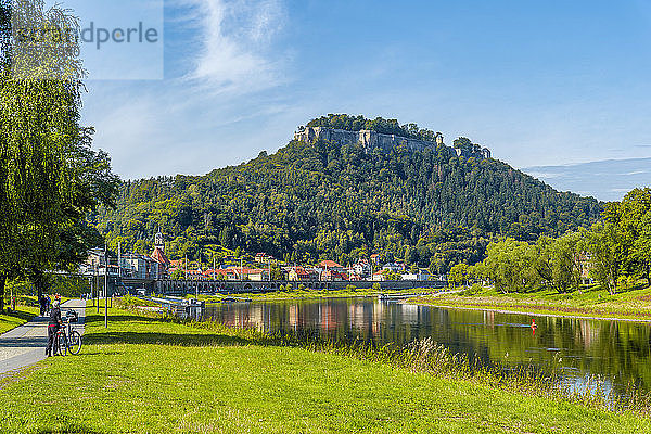 Deutschland  Sachsen  Königstein  Festung Königstein mit Blick auf die Elbe