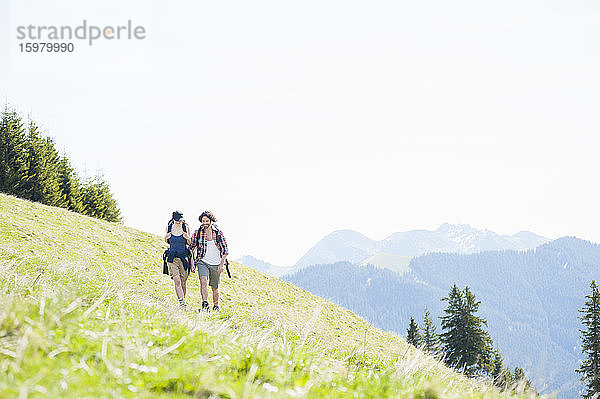 Wanderpaar auf Wiese im Sommer  Wallberg  Bayern  Deutschland