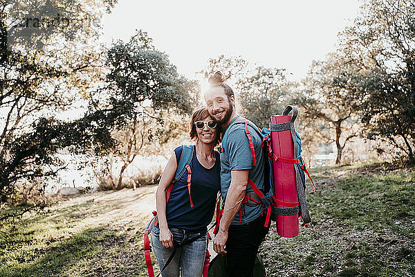 Glückliches Paar mit Rucksäcken auf einem Wanderausflug