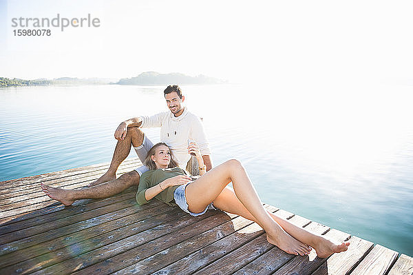 Junges Paar entspannt sich auf dem Bootssteg