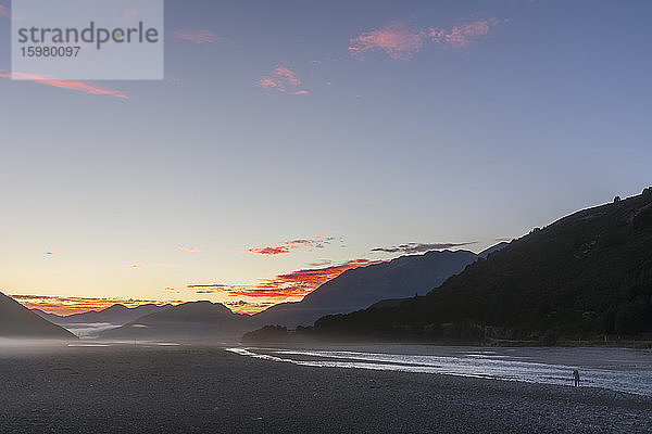 Neuseeland  Waimakariri River in der nebligen Morgendämmerung