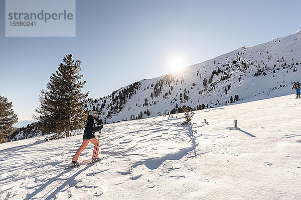 Österreich  Kärnten  Reichenau  Nockberge  Falkert  Mann beim Skitourengehen an einem sonnigen Tag
