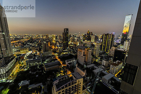 Skyline bei Nacht  Bangkok  Thailand